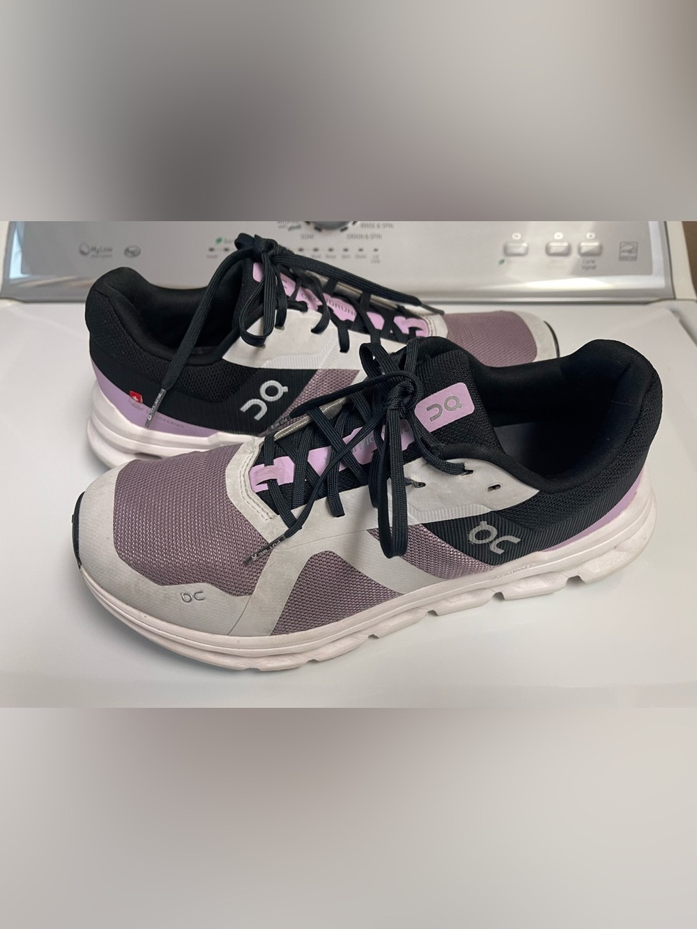 On Cloud Running Women's Athletic Shoes in Lavender, Black & White Sz 10.5